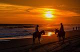 Pie de la Cuesta es famosa por sus hermosas puestas de sol, es una playa rodeada de abundante vegetación ya que se encuentra cerca de la laguna Coyuca, uno de los lugares más asombrosos para recorrer en el Puerto de Acapulco. Instagram caballos sol de acapulco