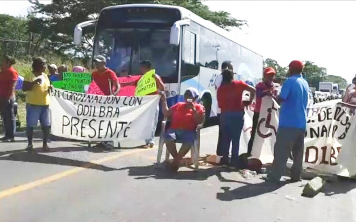 Discapacitados bloquean la carretera federal Acapulco-Zihuatanejo - El Sol de Acapulco